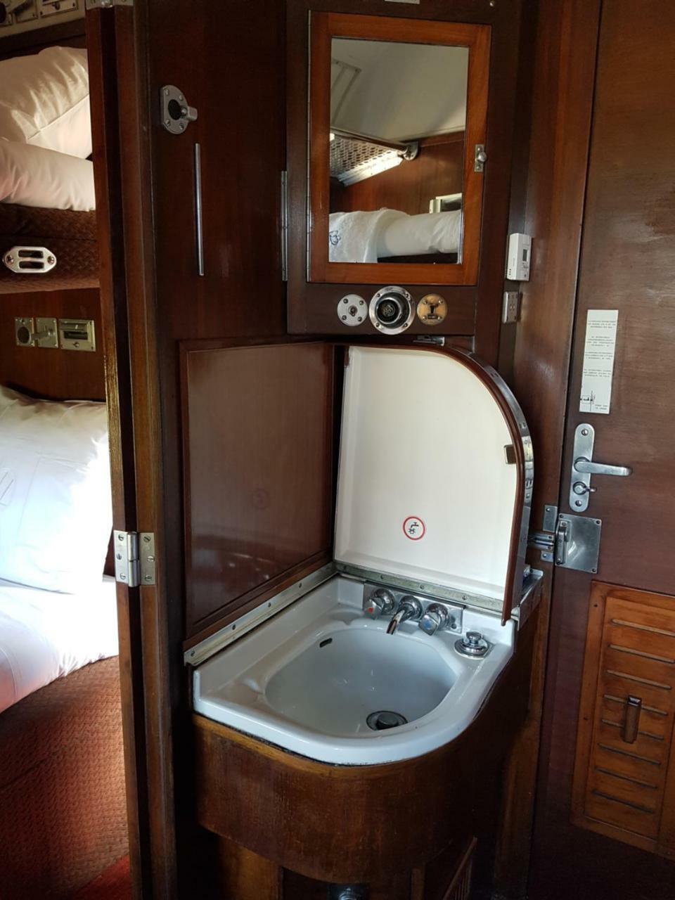 Отель Le Train Des Reves Dracy-Saint-Loup Экстерьер фото